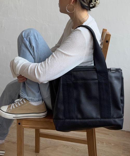 LBC(エルビーシー)の「合皮・キャンバス 仕切りビッグトートバッグ(トートバッグ・レディース・その他/シルバー/ベージュ/ブラック/グレイッシュベージュ・FREE)」の16枚目の写真