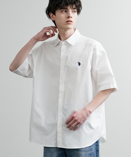 U.S. POLO ASSN.(ユーエスポロアッスン)の「U.S. POLO ASSN. ユーエスポロアッスン オーバーサイズ 無地 ストライプ チェック柄 ワンポイントロゴ刺繍半袖レギュラーカラーブロードシャツ(シャツ/ブラウス・メンズ・アイボリー/サックスブルー/ライトブルー/ホワイト/ネイビー/ブラック・L/LL/M)」の1枚目の写真