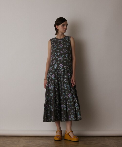 GRACE CONTINENTAL（グレースコンチネンタル）の「ティアードロングワンピース（ワンピース・レディース・ホワイト/カーキ・36/38）」の2枚目の写真