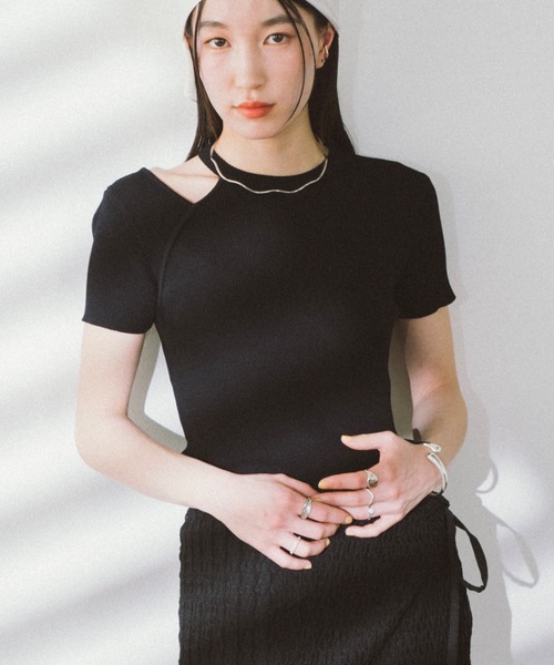 DRWCYS（ドロシーズ）の「ハーフスリーブカットアウトサマーニット（ニット/セーター・レディース・グレー/ホワイト/ブラック/ブルー・FREE）」の2枚目の写真