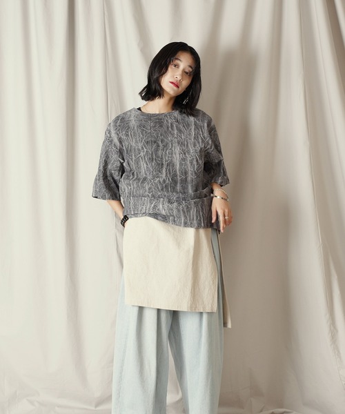 Aphlotus(アプロタス)の「ムラ染め クラッシュプリーツ H/S クルーネック プルオーバー(Tシャツ/カットソー・メンズ・サンドベージュ/スミクロ・SMALL/LARGE/MEDIUM)」の22枚目の写真