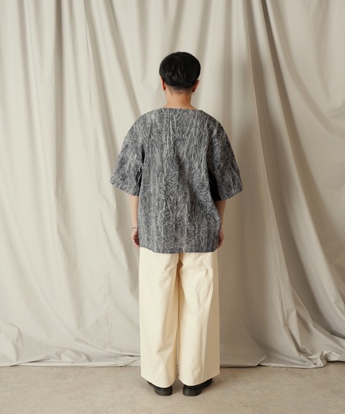 Aphlotus(アプロタス)の「ムラ染め クラッシュプリーツ H/S クルーネック プルオーバー(Tシャツ/カットソー・メンズ・サンドベージュ/スミクロ・SMALL/LARGE/MEDIUM)」の3枚目の写真