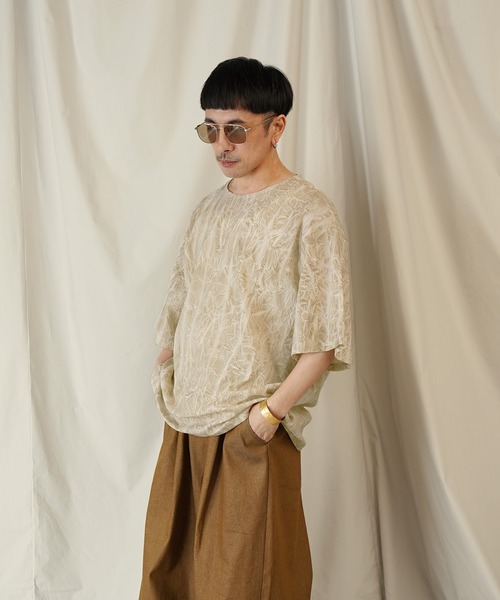 Aphlotus(アプロタス)の「ムラ染め クラッシュプリーツ H/S クルーネック プルオーバー(Tシャツ/カットソー・メンズ・サンドベージュ/スミクロ・SMALL/LARGE/MEDIUM)」の12枚目の写真