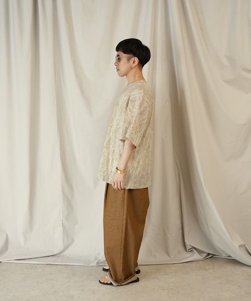 Aphlotus(アプロタス)の「ムラ染め クラッシュプリーツ H/S クルーネック プルオーバー(Tシャツ/カットソー・メンズ・サンドベージュ/スミクロ・SMALL/LARGE/MEDIUM)」の16枚目の写真