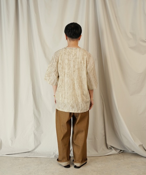 Aphlotus(アプロタス)の「ムラ染め クラッシュプリーツ H/S クルーネック プルオーバー(Tシャツ/カットソー・メンズ・サンドベージュ/スミクロ・SMALL/LARGE/MEDIUM)」の17枚目の写真