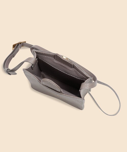 BROOKS BROTHERS(ブルックスブラザーズ)の「カウレザー スクエア ミニクロスボディバッグ(ショルダーバッグ・レディース・ベージュ/グリーン/ブラック・ONE SIZE)」の8枚目の写真