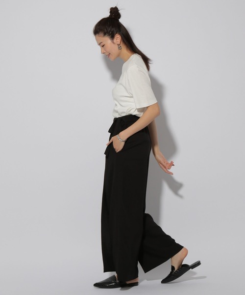 Elura(エルーラ)の「サマ見えベーシックTシャツ/318892(Tシャツ/カットソー・レディース・チャコールグレー/ダークブラウン/ホワイト/ホワイト系その他6/ブラック・LARGE/SMALL/MEDIUM)」の15枚目の写真