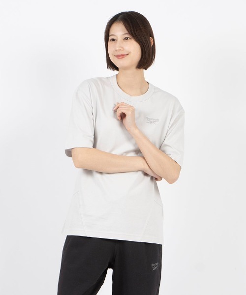 Reebok(リーボック)の「アイコン エレメンツ Tシャツ / ICON ELEMENTS TEE(Tシャツ/カットソー・メンズ・ライトグレー/ブラック・SMALL/MEDIUM/LARGE/X-LARGE/XX-LARGE)」の2枚目の写真