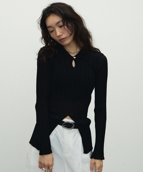 Lutim by u（ルチバイユー）の「Center Slit Sheer Rib Polo Collar Top / センタースリット・シアーリブポロ襟トップス（ニット/セーター・レディース・ホワイト/ブラック/グレイッシュベージュ・FREE）」の2枚目の写真