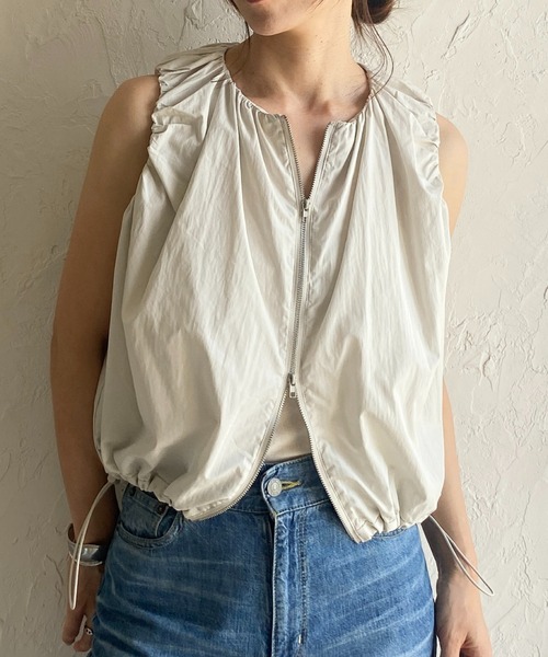 She's Closet(シーズクローゼット)の「ショート丈 ダブルジップ シャーリング バルーンギャザーベスト(ベスト・レディース・アイボリー/ブラック・FREE)」の2枚目の写真