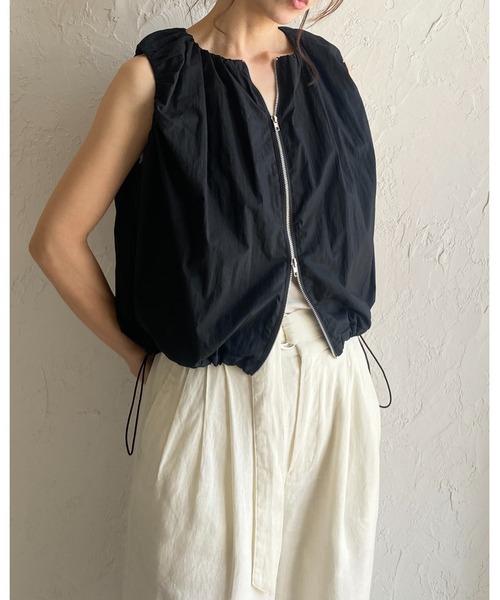 She's Closet(シーズクローゼット)の「ショート丈 ダブルジップ シャーリング バルーンギャザーベスト(ベスト・レディース・アイボリー/ブラック・FREE)」の5枚目の写真