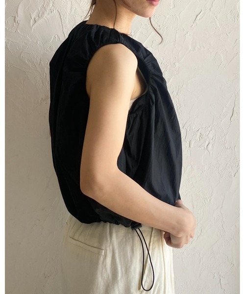 She's Closet(シーズクローゼット)の「ショート丈 ダブルジップ シャーリング バルーンギャザーベスト(ベスト・レディース・アイボリー/ブラック・FREE)」の6枚目の写真