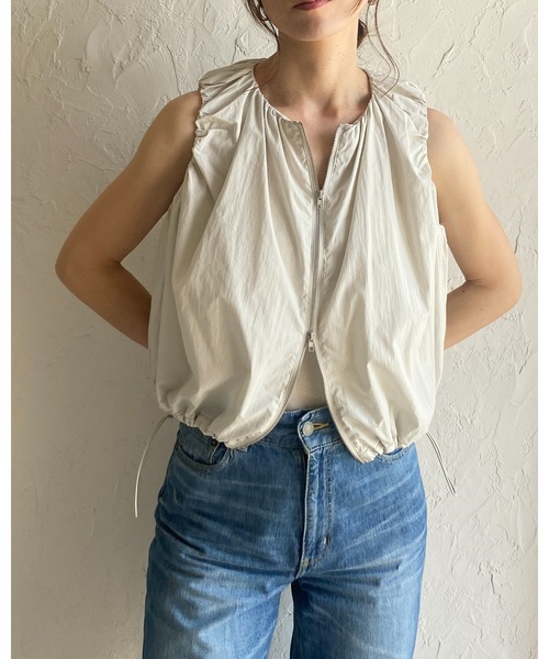 She's Closet(シーズクローゼット)の「ショート丈 ダブルジップ シャーリング バルーンギャザーベスト(ベスト・レディース・アイボリー/ブラック・FREE)」の9枚目の写真