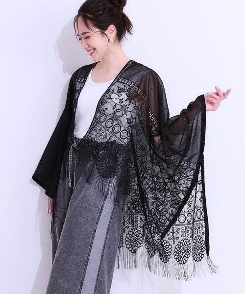 SHOO・LA・RUE(シューラルー)の「花柄レースポンチョ(ポンチョ・レディース・ブラック/オフホワイト/ネイビー/ナチュラル/マスタード・00)」の3枚目の写真