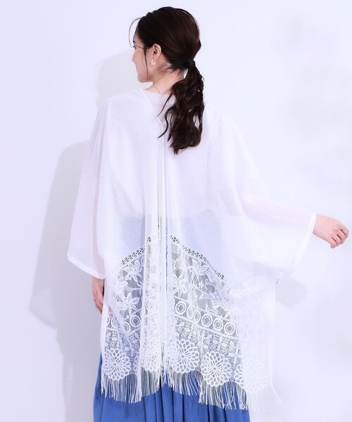 SHOO・LA・RUE(シューラルー)の「花柄レースポンチョ(ポンチョ・レディース・ブラック/オフホワイト/ネイビー/ナチュラル/マスタード・00)」の7枚目の写真