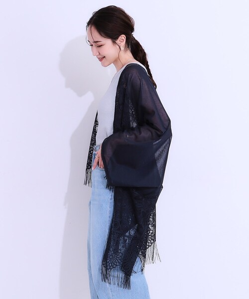 SHOO・LA・RUE(シューラルー)の「花柄レースポンチョ(ポンチョ・レディース・ブラック/オフホワイト/ネイビー/ナチュラル/マスタード・00)」の19枚目の写真