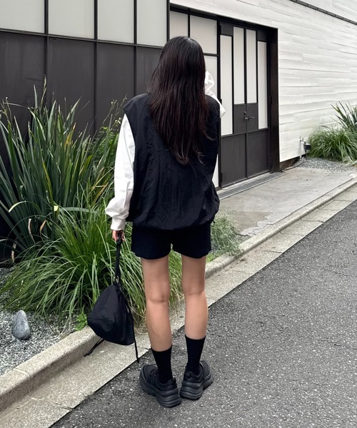 CIAOPANIC TYPY（チャオパニックティピー）の「【WEB限定】【ユニセックス】撥水ドロストナイロンベスト（ベスト・メンズ・ブラック/チャコールグレー・MEDIUM/LARGE/X-LARGE）」の4枚目の写真