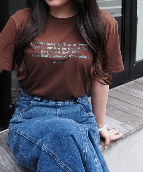 &soiree(アンドソワレ)の「フロント刺繍Tシャツ(Tシャツ/カットソー・レディース・ホワイト/ネイビー/ブラウン/ベージュ/スミクロ・FREE)」の4枚目の写真