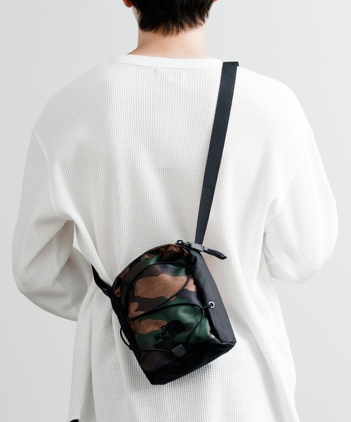 THE NORTH FACE（ザノースフェイス）の「THE NORTH FACE JESTER CROSSBODY ザ・ノースフェイス ワンポイントロゴ刺繍クロスバッグ（ショルダーバッグ・メンズ・ブラック/カモフラージュ・FREE）」の16枚目の写真