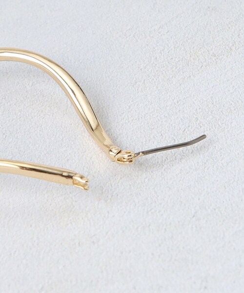 OPAQUE.CLIP（オペークドットクリップ）の「ワンタッチメタルフープビッグピアス（ピアス（両耳用）・レディース・シルバー/ゴールド・00）」の5枚目の写真