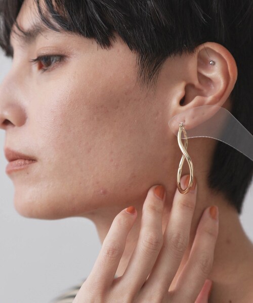 OPAQUE.CLIP（オペークドットクリップ）の「ワンタッチメタルフープビッグピアス（ピアス（両耳用）・レディース・シルバー/ゴールド・00）」の7枚目の写真