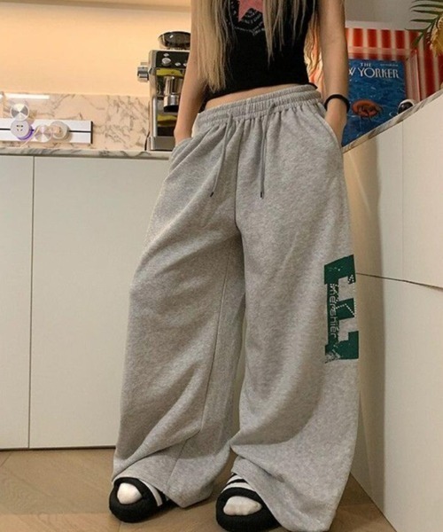 semplice(センプリチェ)の「ドローコード ワイドレッグ アルファベットプリント ジャージパンツ(その他パンツ・レディース・ネイビー/グレー・M/L)」の2枚目の写真