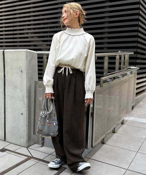 DOUBLE NAME（ダブルネーム）の「前後2WAYシャーリングブラウス（シャツ/ブラウス・レディース・ブラウン/オフホワイト/グリーン・FREE）」の11枚目の写真