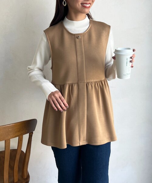 Chez toi(シェトワ)の「ペプラムベスト×ニットプルオーバー(Tシャツ/カットソー・レディース・ベージュ/ネイビー/ブラック/グレー・FREE)」の3枚目の写真