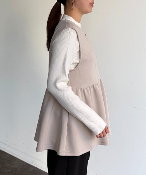 Chez toi(シェトワ)の「ペプラムベスト×ニットプルオーバー(Tシャツ/カットソー・レディース・ベージュ/ネイビー/ブラック/グレー・FREE)」の18枚目の写真