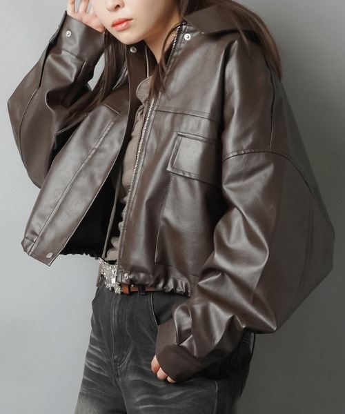 SPINNS(スピンズ)の「ショート丈合皮ジャケット(その他アウター・レディース・ブラウン/ブラック・ONESIZE)」の2枚目の写真