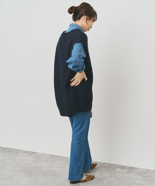 Spick & Span（スピックアンドスパン）の「オーバーサイズVネックニットベスト（ベスト・レディース・ネイビー/ライトグレー・FREE）」の11枚目の写真