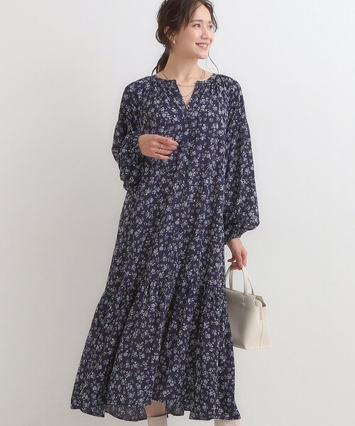 Cutie Blonde（キューティーブロンド）の「【前後2WAY】1枚で着映える フラワープリント マキシワンピース（ワンピース・レディース・ブラック系6/ネイビー系5・00）」の2枚目の写真