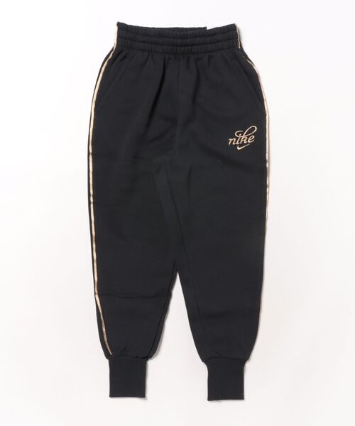 NIKE(ナイキ)の「NIKE ナイキ K CLUB FLC OS JGGR GX SHNE ロングパンツ HV0423 010BLK/M GOLD(スウェットパンツ・キッズ・ブラック・130cm/140cm/150cm/160cm)」の1枚目の写真