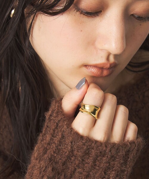 green label relaxing（グリーンレーベルリラクシング）の「【WEB限定】ワイド ニュアンスカーブ リング（リング・レディース・シルバー/ゴールド・FREE）」の2枚目の写真