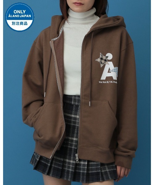 WaiKei（ワイケイ）の「【UNISEX】Wai Kei×ALAND／ＡワッペンZIPフーディ―(ウラケ)（パーカー・レディース・ブラウン/アイボリー/ブラック・SMALL/LARGE/MEDIUM）」の2枚目の写真