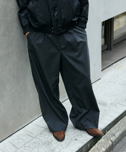JOURNAL STANDARD（ジャーナルスタンダード）の「TR モダン ツイル ワイド スラックス / ストライプ / 無地（スラックス・メンズ・グレー/ネイビー/ブラック・SMALL/MEDIUM/LARGE）」の2枚目の写真