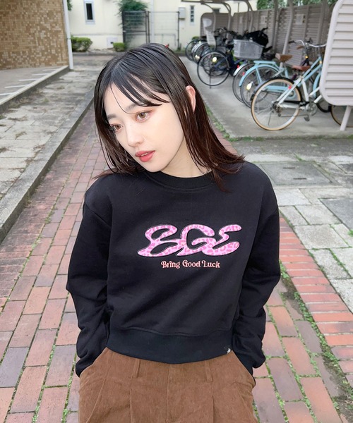BGL(ビージーエル)の「PINK LEOPARD LOGO SWEAT / クロップド丈 / レオパード / 韓国ストリート 短丈スウェット(スウェット・レディース・グレー/ブラック・FREE)」の3枚目の写真
