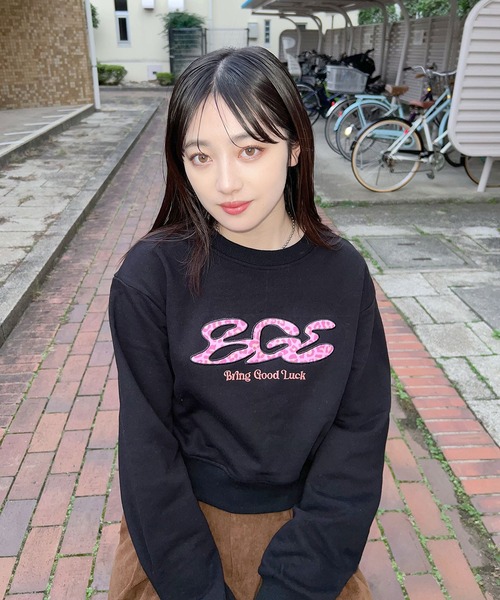 BGL(ビージーエル)の「PINK LEOPARD LOGO SWEAT / クロップド丈 / レオパード / 韓国ストリート 短丈スウェット(スウェット・レディース・グレー/ブラック・FREE)」の4枚目の写真