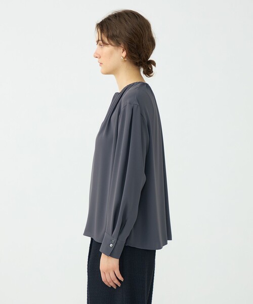 BALLSEY(ボールジィ)の「マットサテン ギャザーネックブラウス(シャツ/ブラウス・レディース・ホワイト/ダークグレー・36)」の10枚目の写真