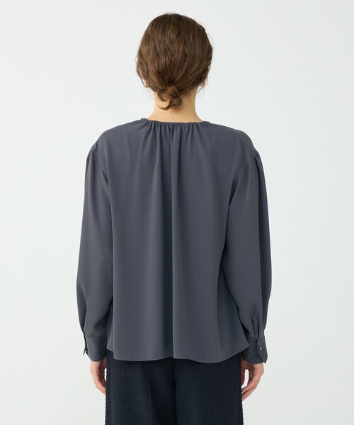 BALLSEY(ボールジィ)の「マットサテン ギャザーネックブラウス(シャツ/ブラウス・レディース・ホワイト/ダークグレー・36)」の9枚目の写真