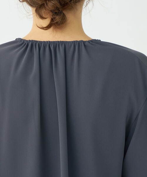 BALLSEY(ボールジィ)の「マットサテン ギャザーネックブラウス(シャツ/ブラウス・レディース・ホワイト/ダークグレー・36)」の7枚目の写真