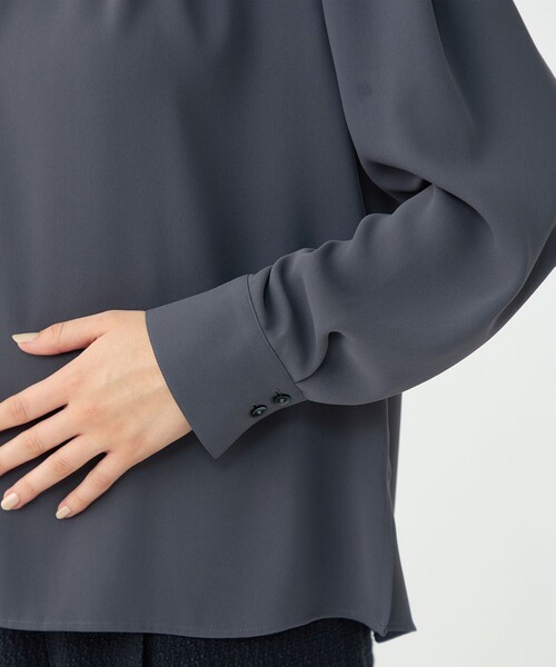 BALLSEY(ボールジィ)の「マットサテン ギャザーネックブラウス(シャツ/ブラウス・レディース・ホワイト/ダークグレー・36)」の6枚目の写真
