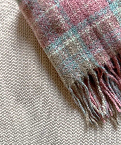 by muni:r（バイ ムニール）の「ロージーチェックマフラー（マフラー・レディース・ピンク・FREE）」の2枚目の写真