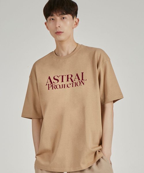 ASTRAL PROJECTION(アストラルプロジェクション)の「ベーシックレタリングロゴラウンドネック15番手綿半袖Tシャツ_ベージュ(Tシャツ/カットソー・メンズ・その他・LARGE/MEDIUM/X-LARGE)」の1枚目の写真