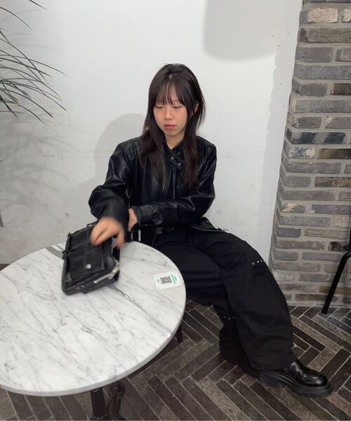 SOME PLACE(サムプレイス)の「ネックボタンツーウェイスリムラインレーシングレザージャケットジャンパー(ライダースジャケット・レディース・ブラック・FREE)」の13枚目の写真