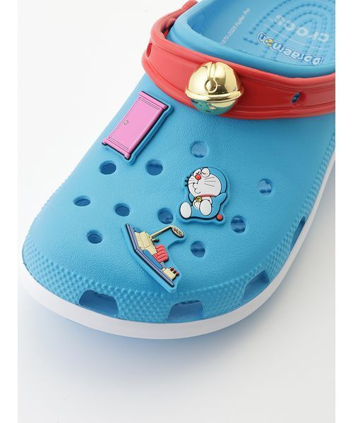 crocs(クロックス)の「【CROCS】211691-90H DORAEMON CLASSIC CLOG(スニーカー・レディース・マルチ・25/24/23/22)」の6枚目の写真