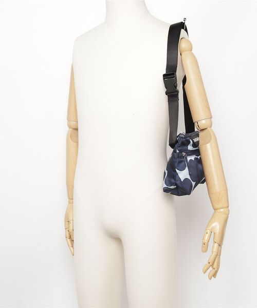 marimekko（マリメッコ）の「【JAPAN EXCLUSIVE】Je Neat Crossbody Unikko S（ショルダーバッグ・レディース・ネイビー・FREE）」の9枚目の写真