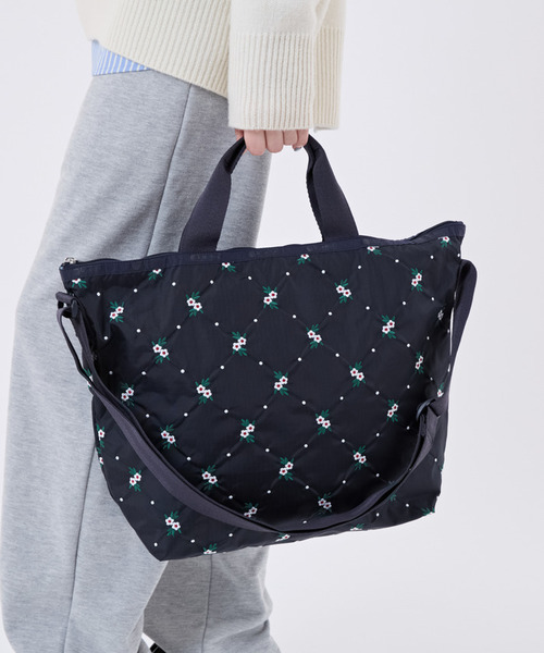 LeSportsac(レスポートサック)の「DELUXE EASY CARRY TOTE フローラルラティスEMB(トートバッグ・レディース・ブルー・FREE)」の2枚目の写真