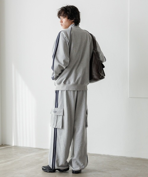 PBLIM(ページボーイリム)の「《UNISEX/セットアップ対応/シルエットが選べる》スウェットトラックジャケット(ジャージ・レディース・グレー/ブラック/カーキ・SMALL/MEDIUM)」の17枚目の写真