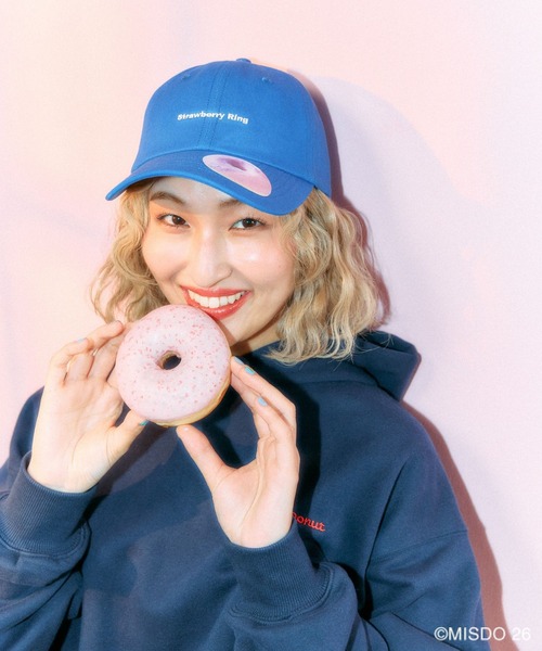 LEPSIM（レプシィム）の「【Mister Donut】ステッカー付きキャップ　627325（キャップ・レディース・グレイッシュベージュ/ブルー/ボルドー・ONE SIZE）」の2枚目の写真